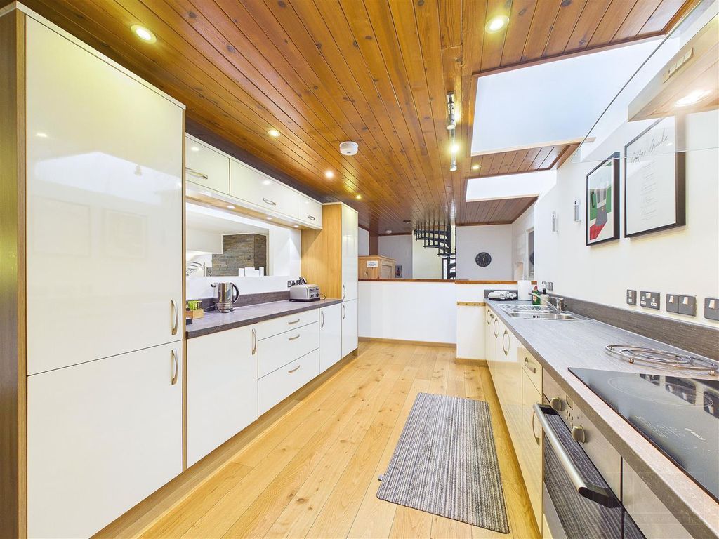 Property photo 3 of 31 Kitchen