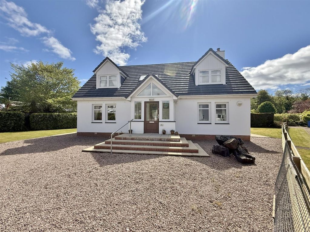 Property photo 1 of 46 6 The Paddock, Front