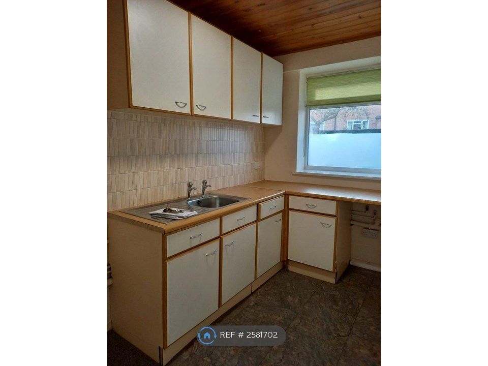 Property photo 3 of 8 Kitchen