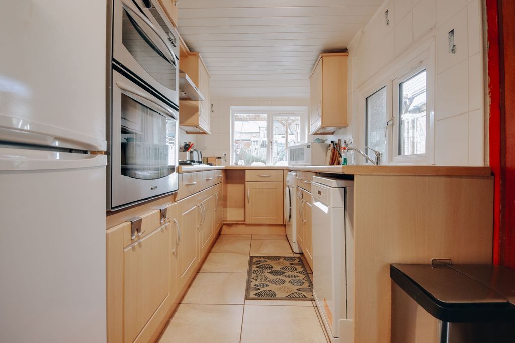 Property photo 1 of 9 Kitchen