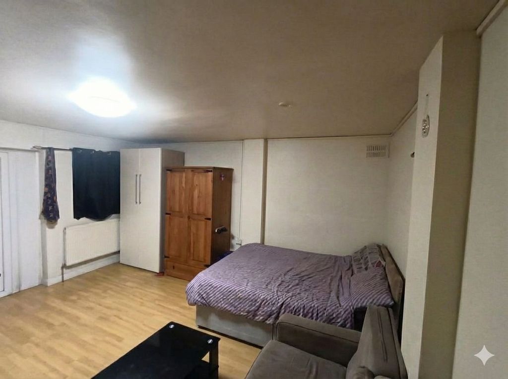 Property photo 1 of 7 Studio To Rent In Hayes