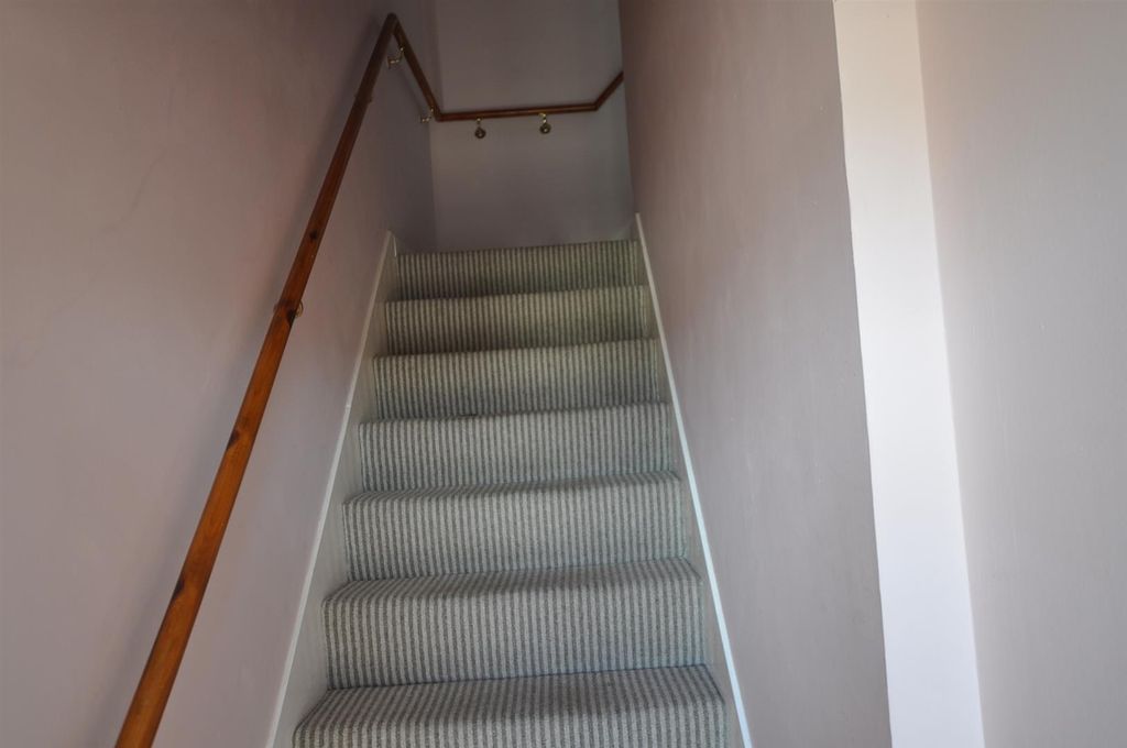 Property photo 2 of 11 Entrance Hall