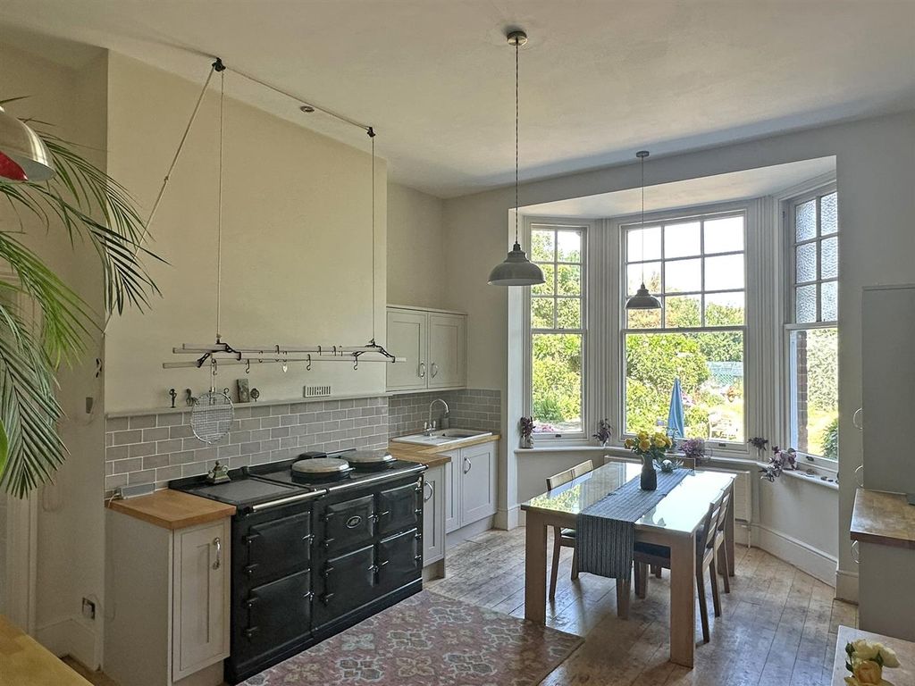 Property photo 3 of 32