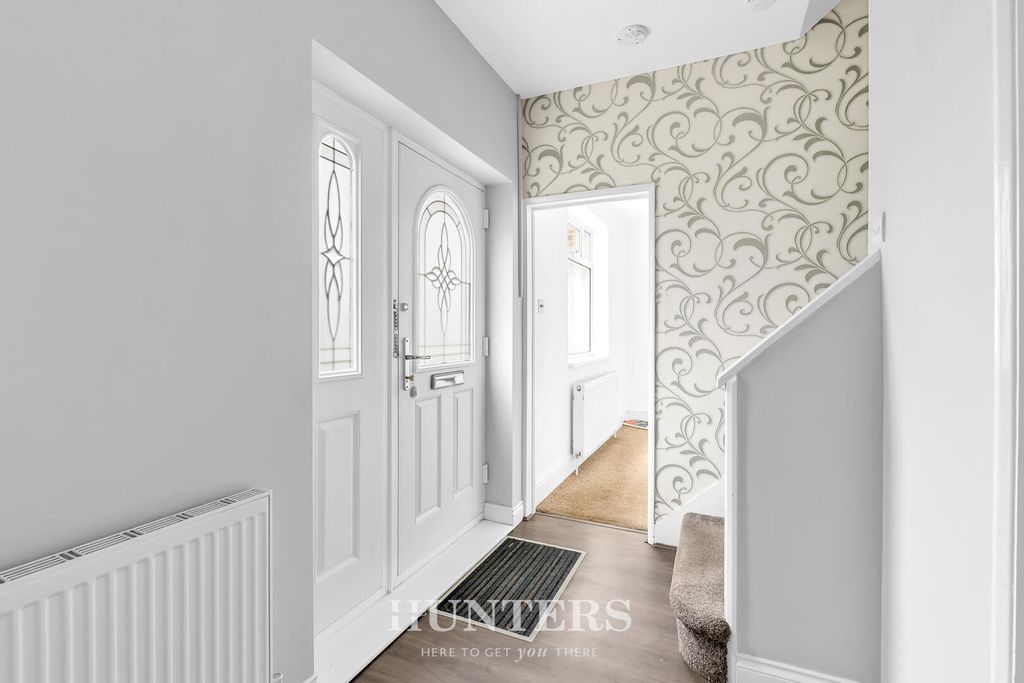 Property photo 2 of 17 Hallway
