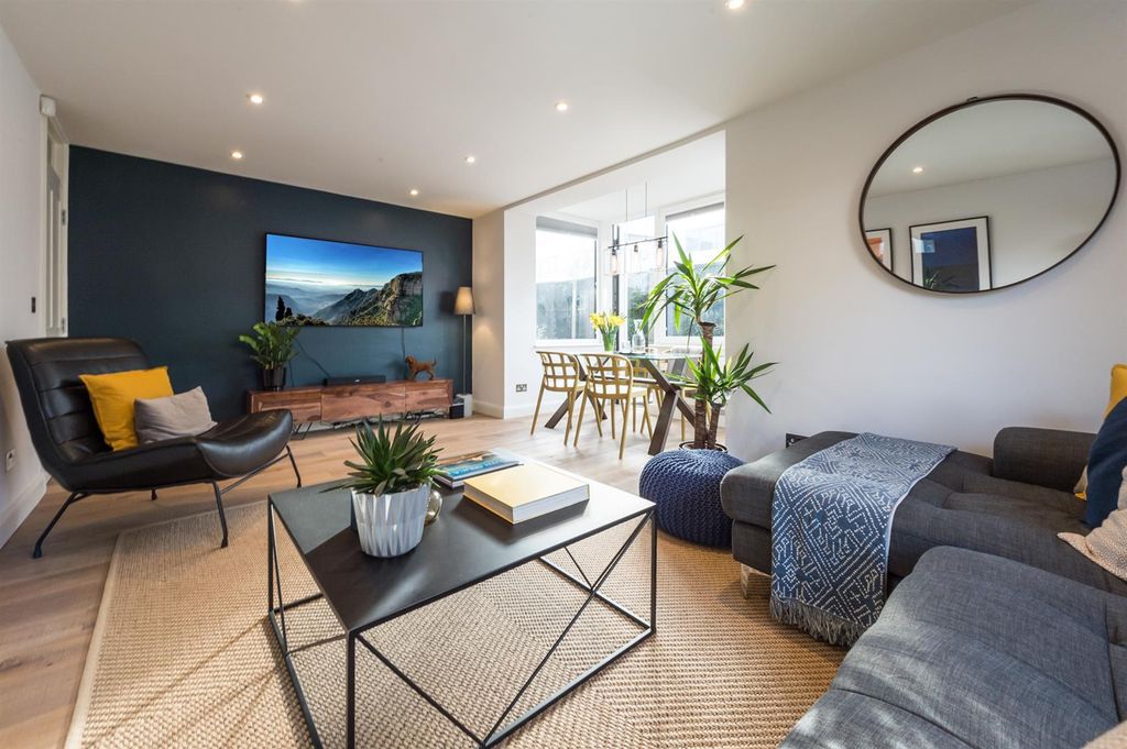 Property photo 1 of 17 Living Room