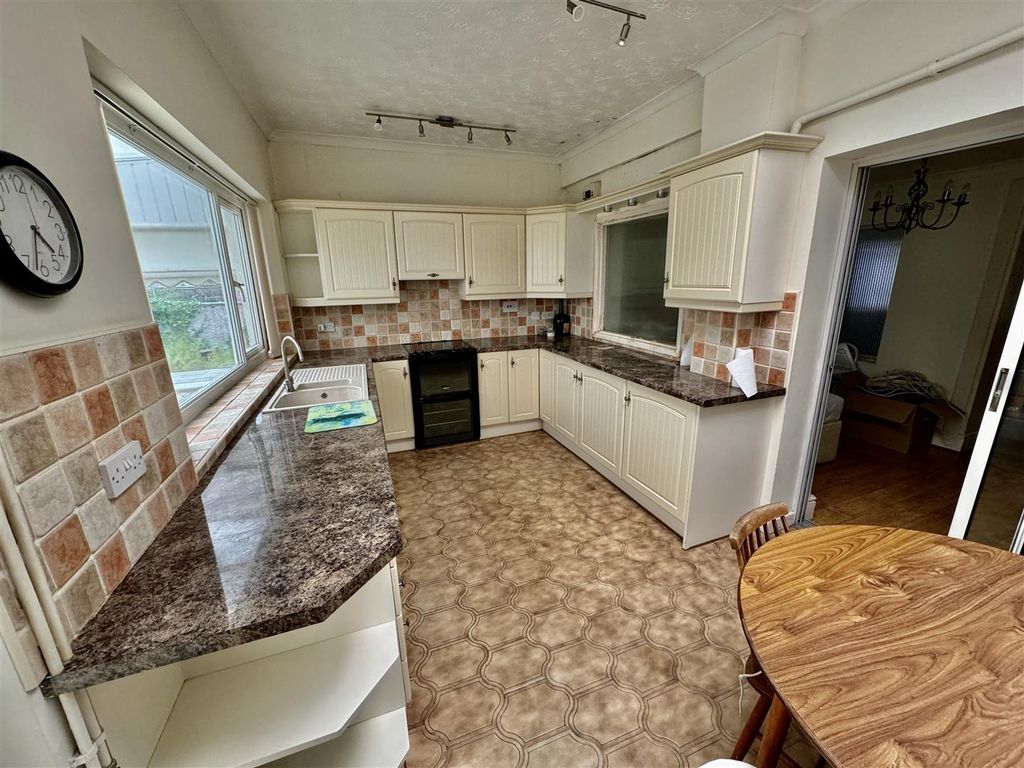 Property photo 3 of 21 Kitchen