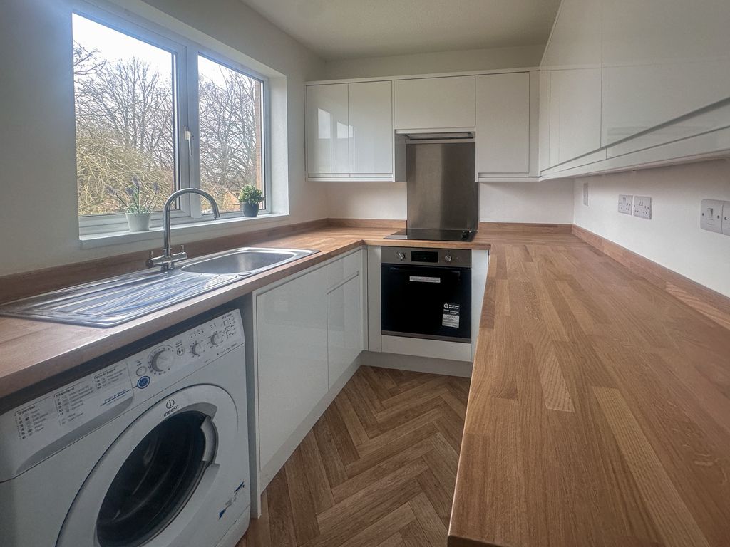 Property photo 3 of 11 Kitchen