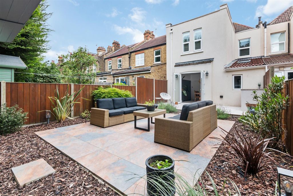 Property photo 1 of 21 South Facing Garden