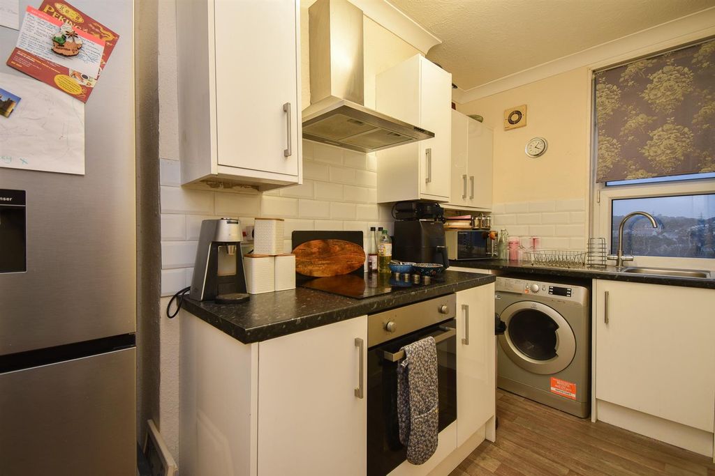 Property photo 3 of 10 Kitchen