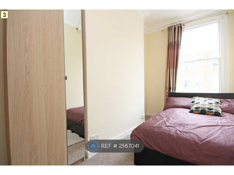 Property photo 2 of 7 Ensuite Bedroom