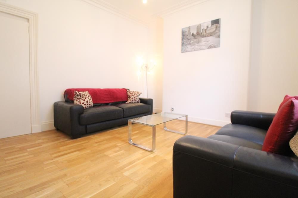 Property photo 3 of 8 Lounge