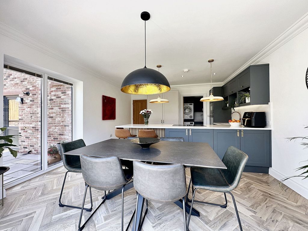 Property photo 3 of 27 Dining Kitchen