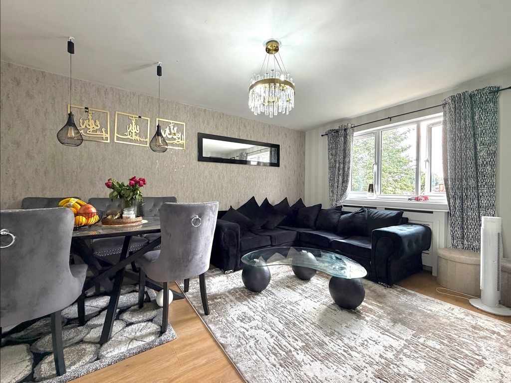 Property photo 3 of 9 Living/Dining Room