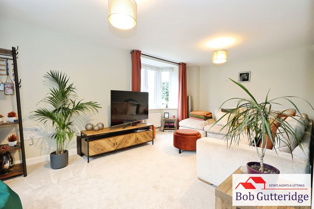 Property photo 3 of 39 Through Lounge