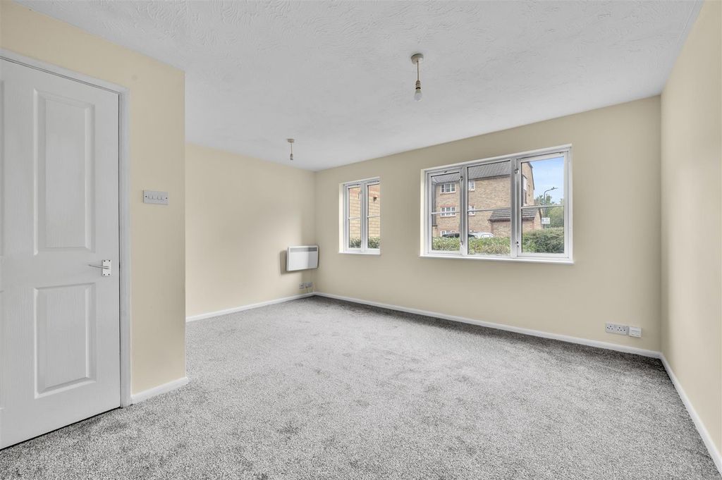 Property photo 3 of 10 Daniels_56_Kingfisher_Way_01.Jpg