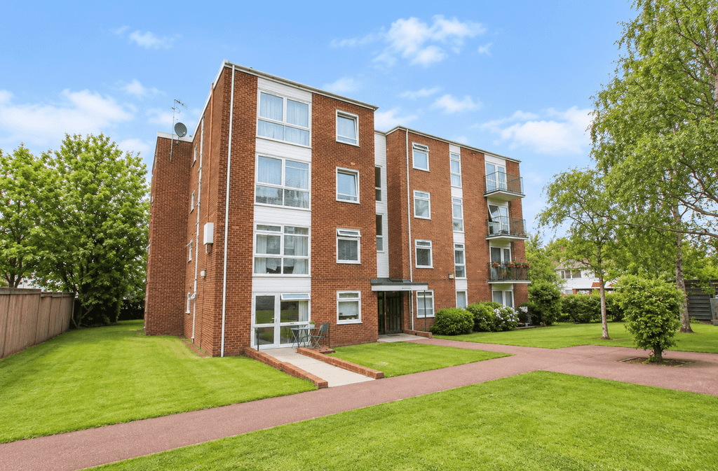 Property photo 1 of 5 2 Bed Flat To Rent Woodcote Road, London Sm6.