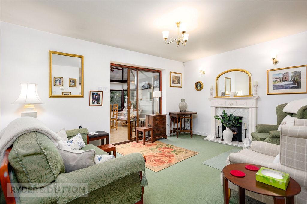 Property photo 3 of 22 Lounge