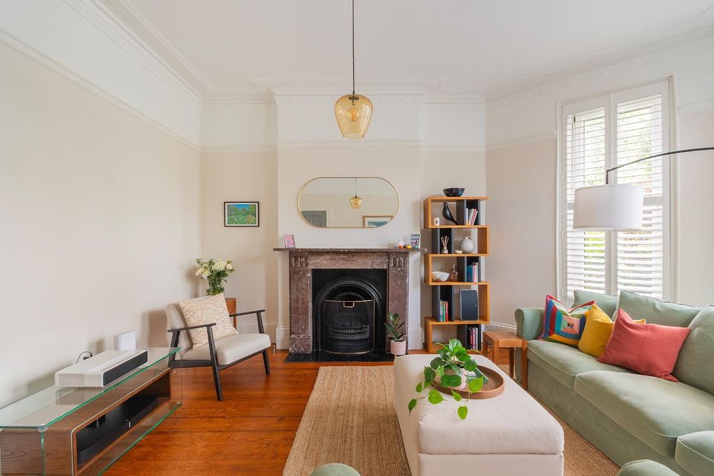 Property photo 3 of 51 1C2R1Se - Living Room A.Jpg