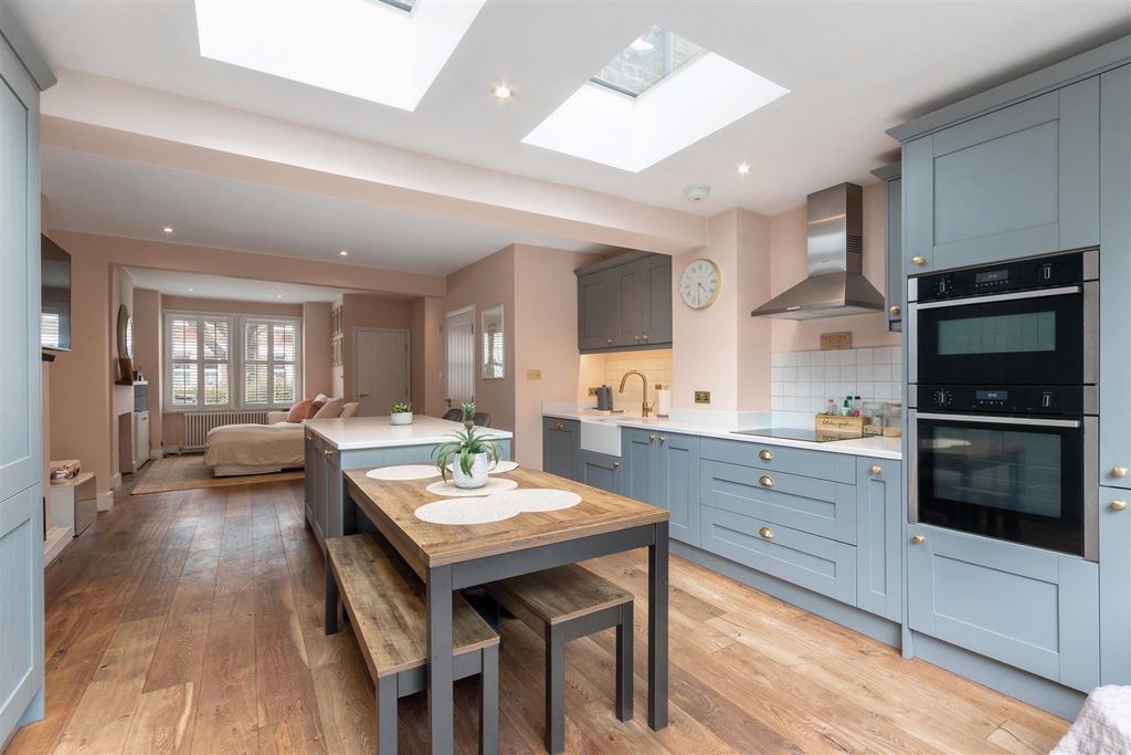 Property photo 3 of 11 Kitchen