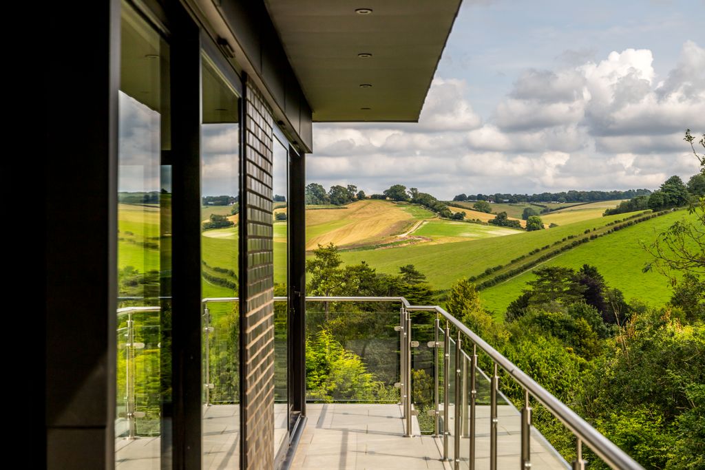 Property photo 2 of 28