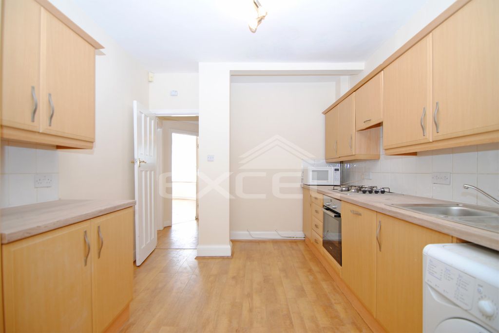 Property photo 3 of 14 Kitchen (1)