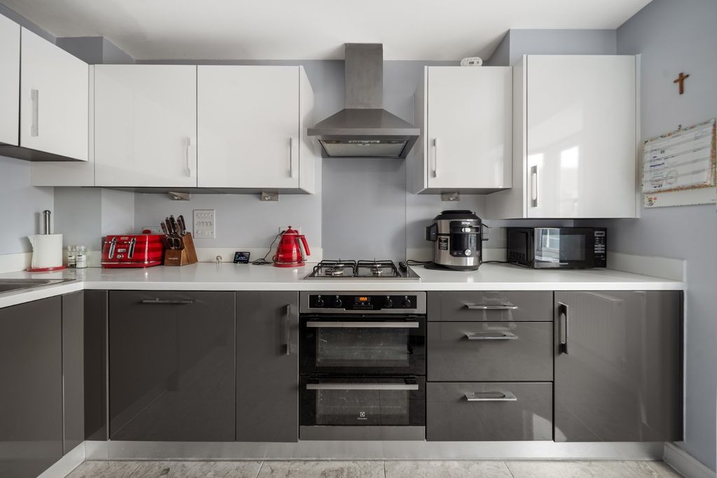 Property photo 2 of 18 4798992