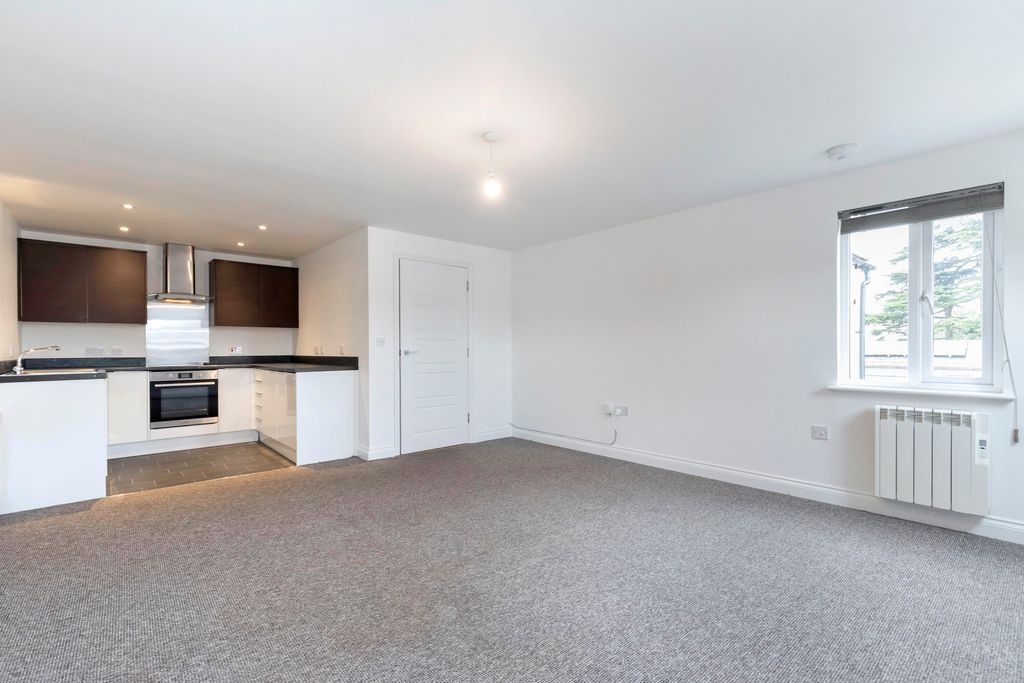 Property photo 3 of 6 Flat 3, 148A Bath Road-03