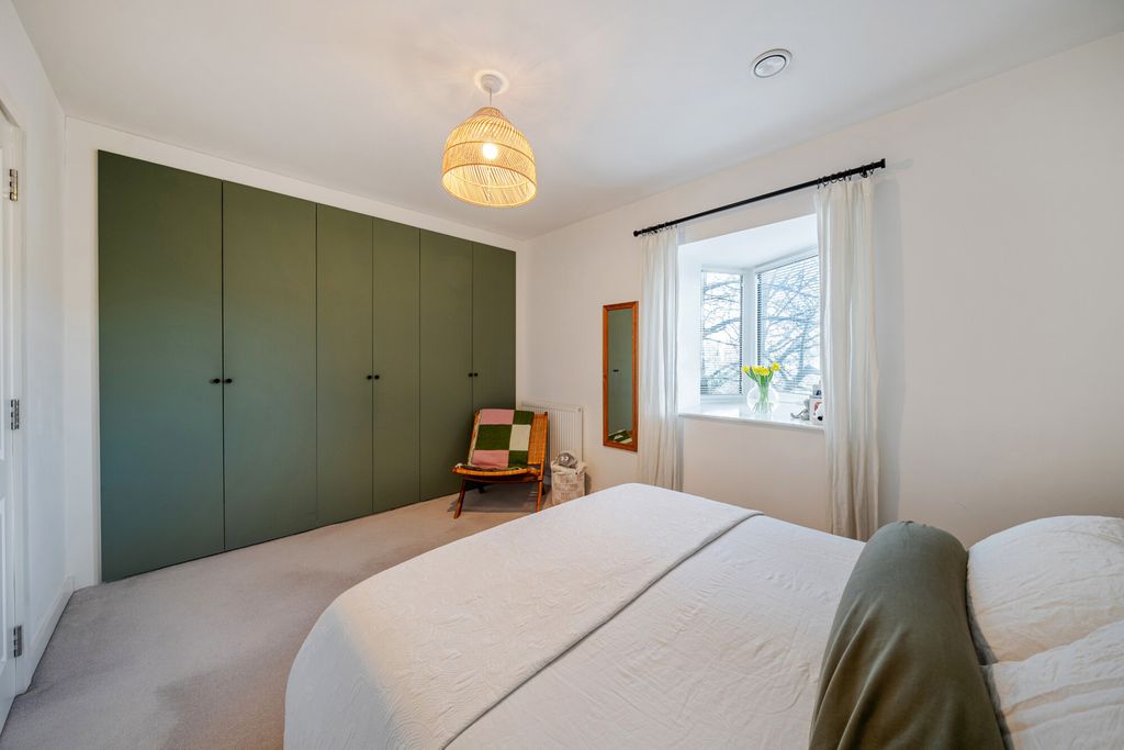 Property photo 2 of 16 Bedroom