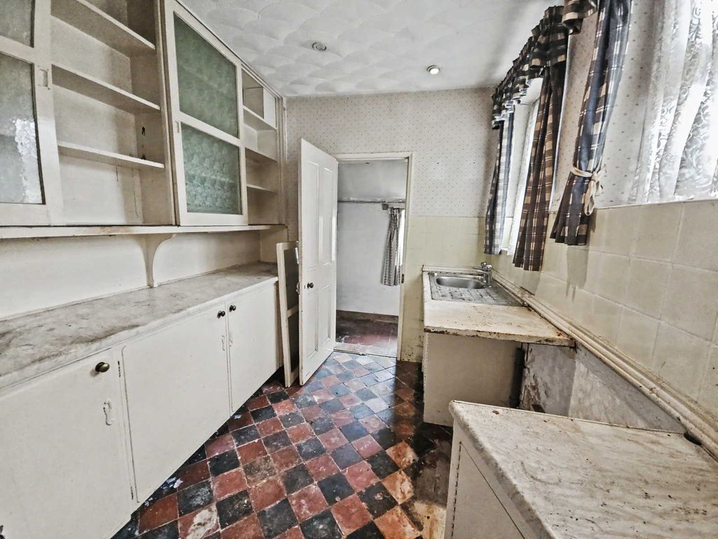 Property photo 3 of 12 Kitchen