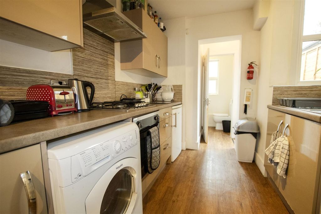 Property photo 2 of 11 Approach