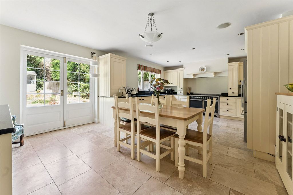 Property photo 2 of 26 Kitchen / B'fast Roo