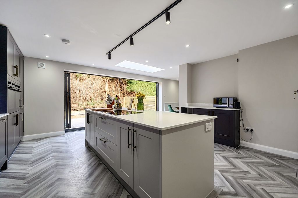 Property photo 3 of 31 Kitchen