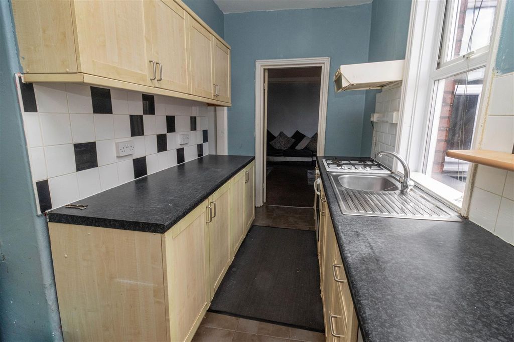 Property photo 3 of 11 Kitchen