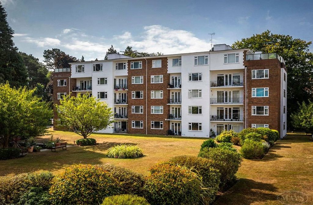 Property photo 1 of 15 Avenue Court