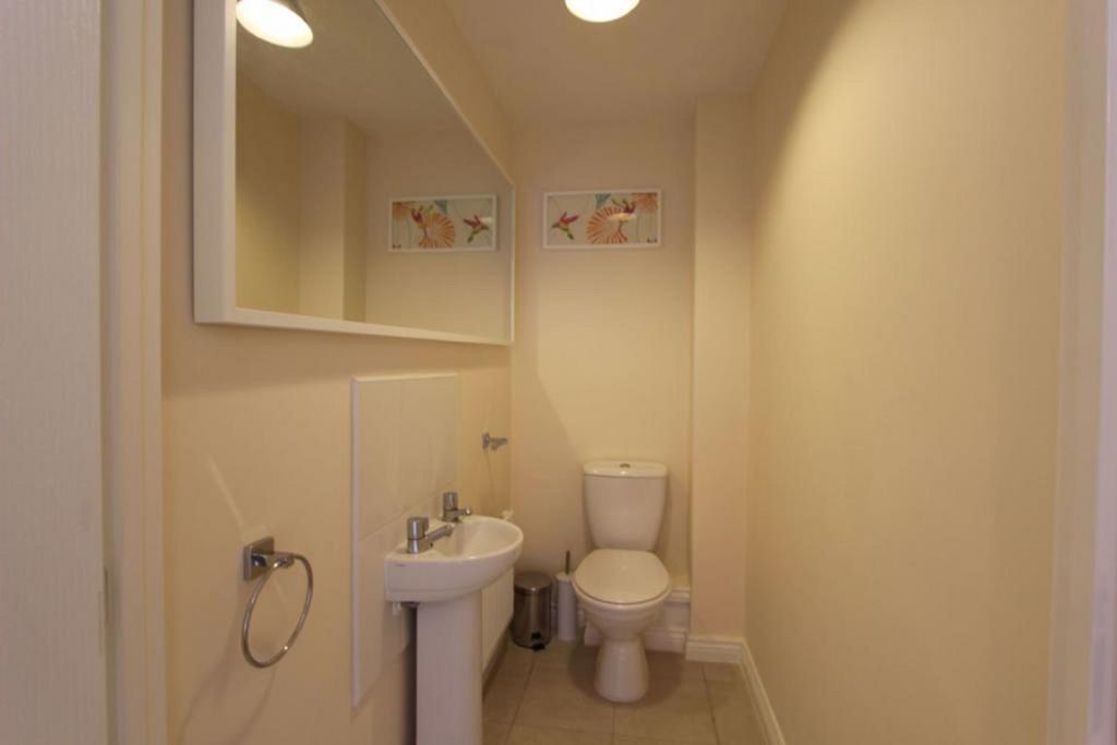 Property photo 3 of 9 Cloakroom