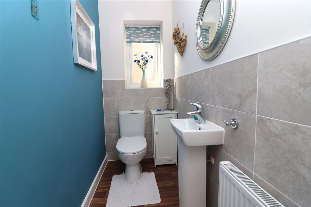 Property photo 3 of 27 Cloakroom