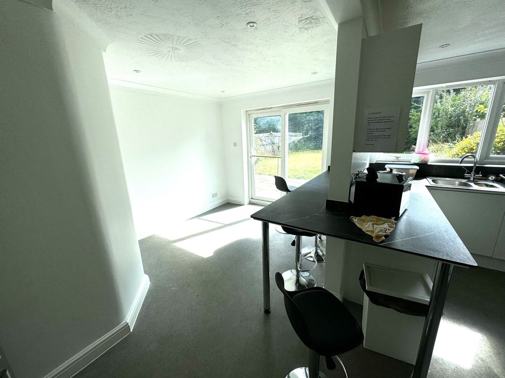 Property photo 3 of 6 Kichen
