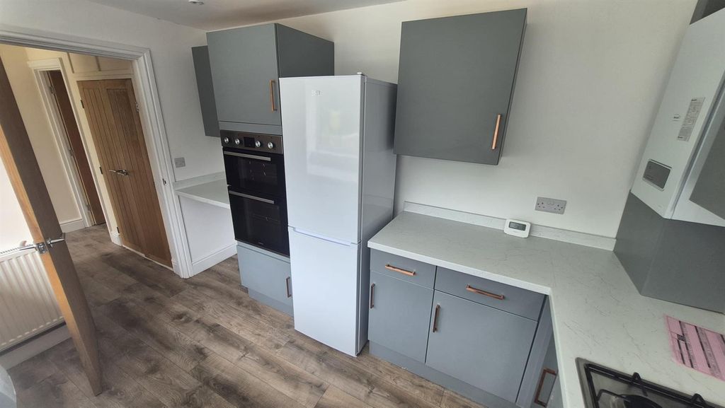 Property photo 3 of 15 4Bph Kitchen 3.Jpeg