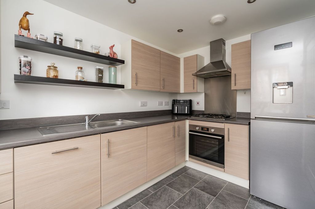 Property photo 3 of 27