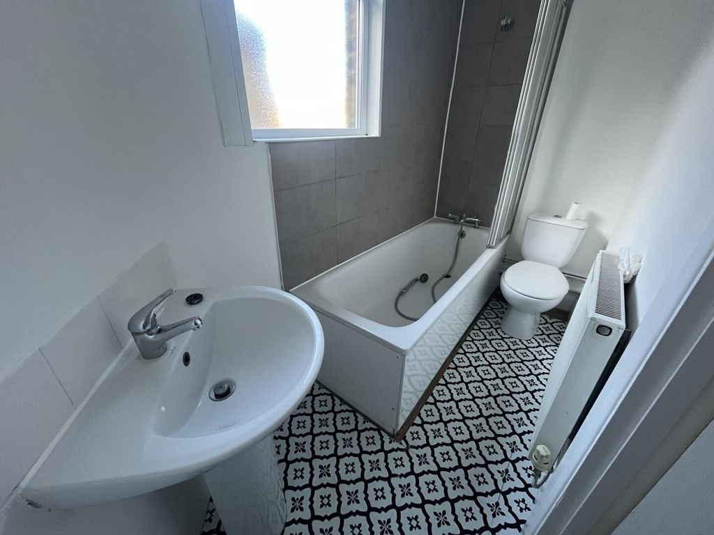 Property photo 3 of 8 Bathroom