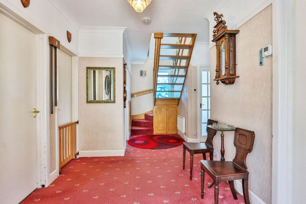 Property photo 3 of 19 Entrance Hall