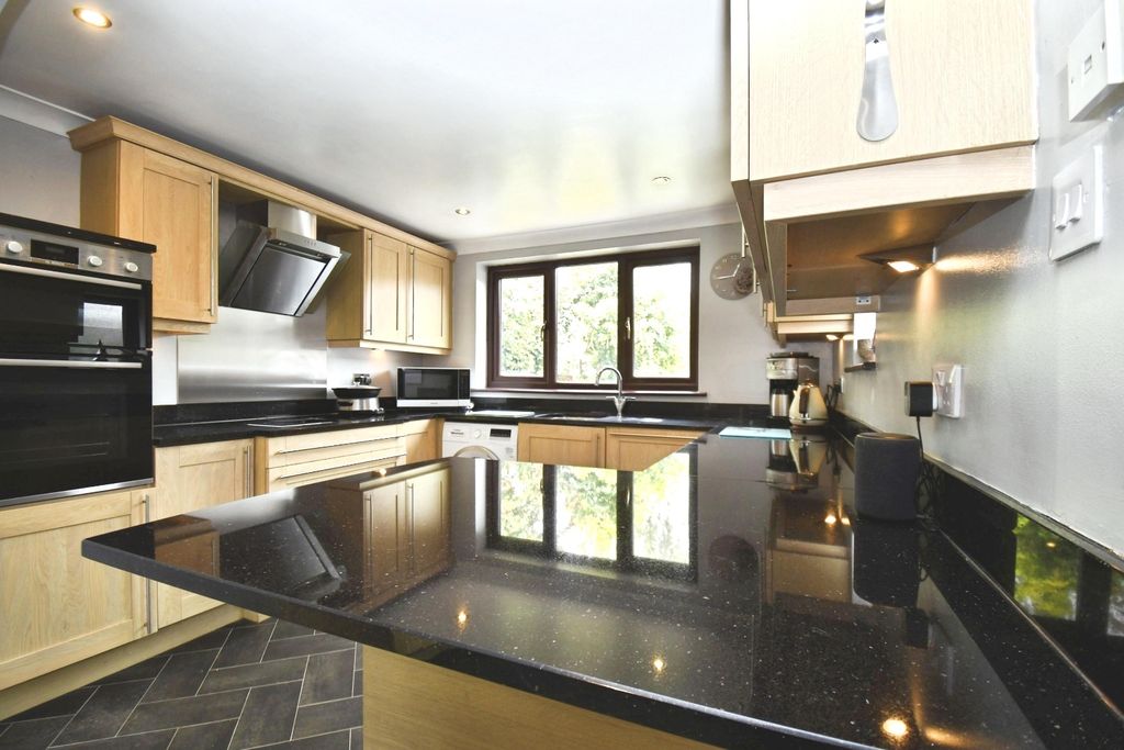Property photo 3 of 34