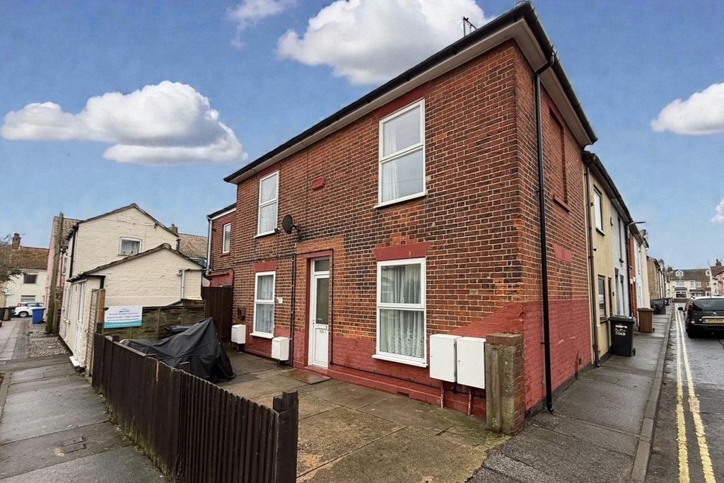 Property photo 1 of 6 1 Bedroom First Floor Flat For Rent