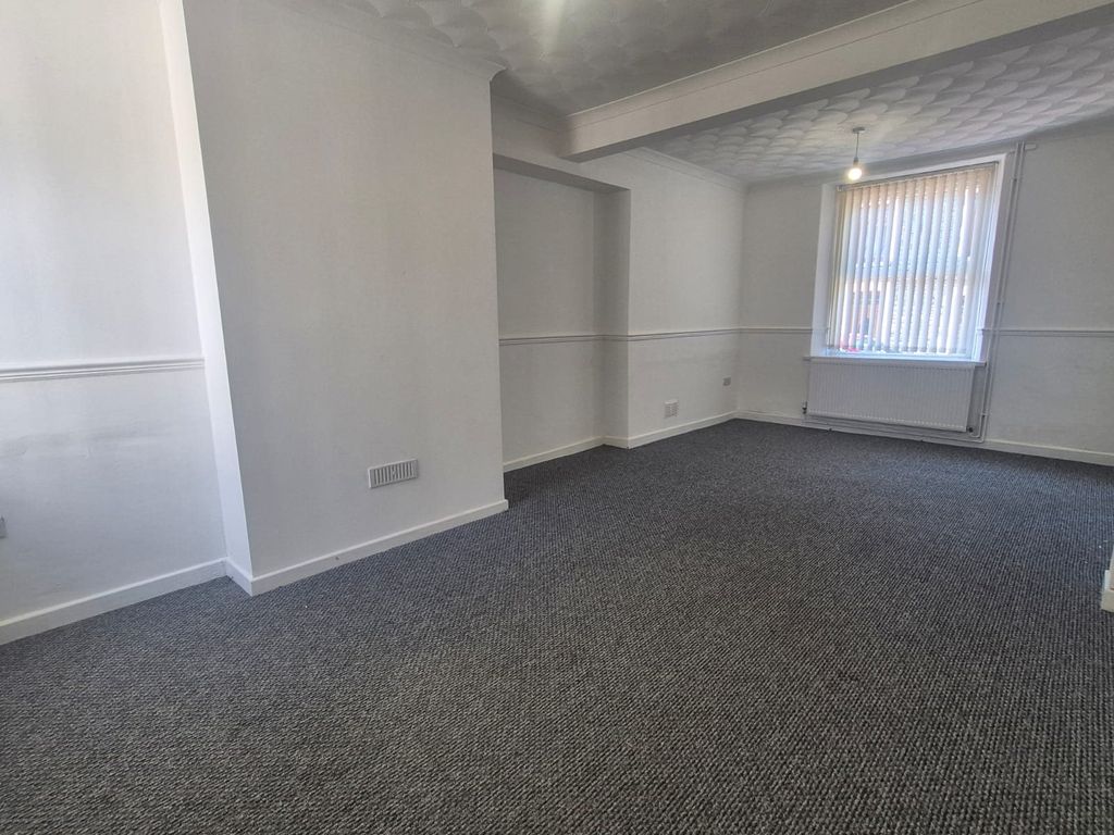 Property photo 2 of 11 Living Room