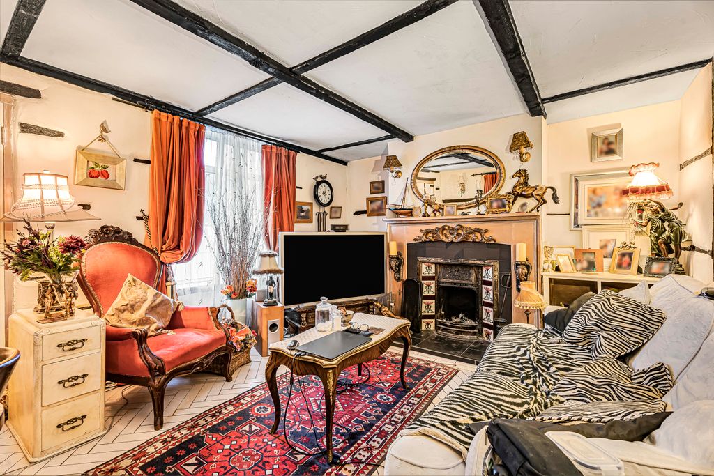 Property photo 3 of 20 Living Room