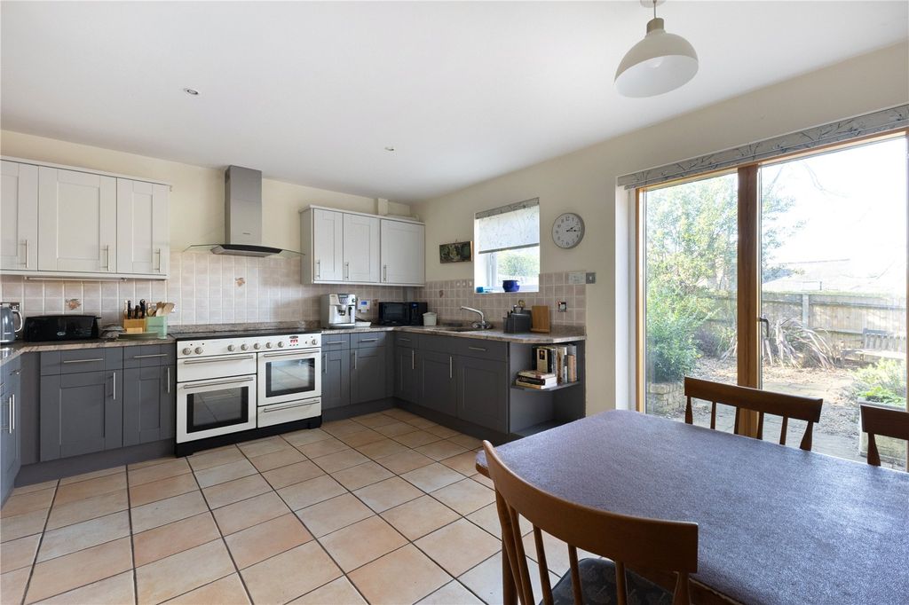 Property photo 3 of 13 Kitchen/Breakfast