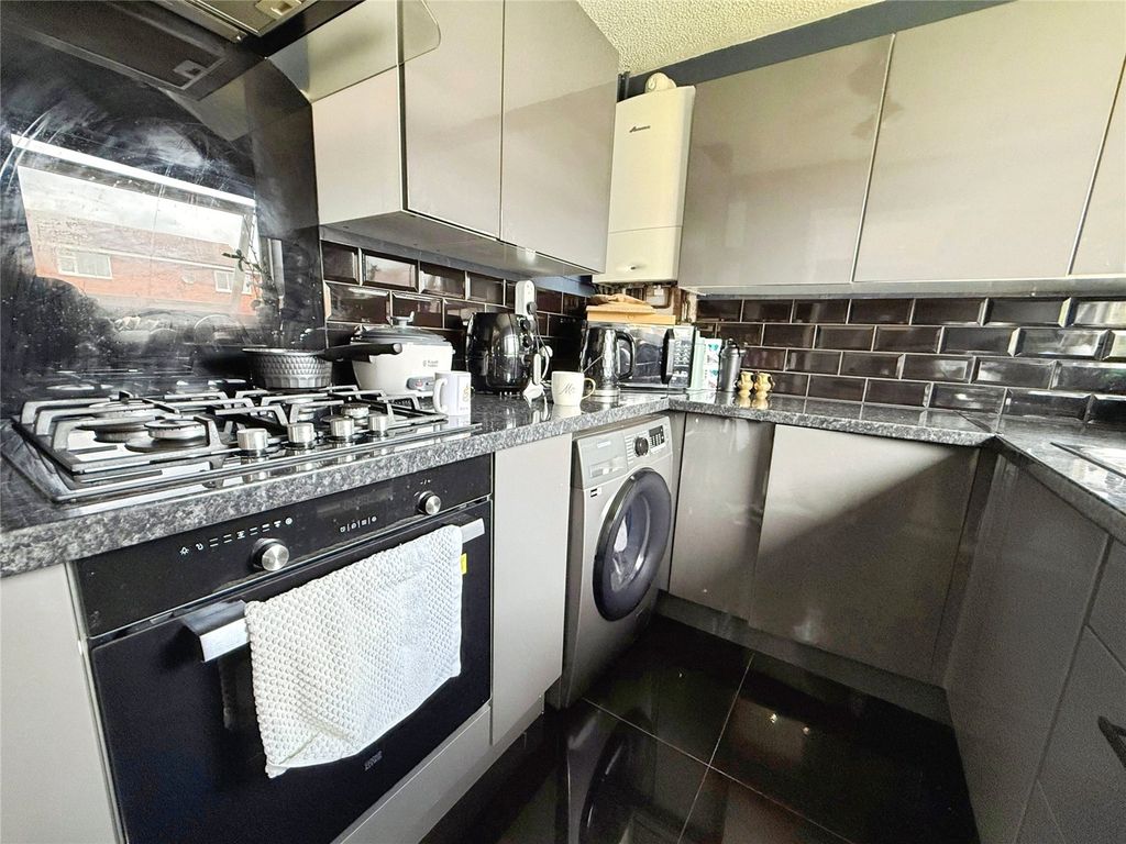 Property photo 3 of 11 Kitchen