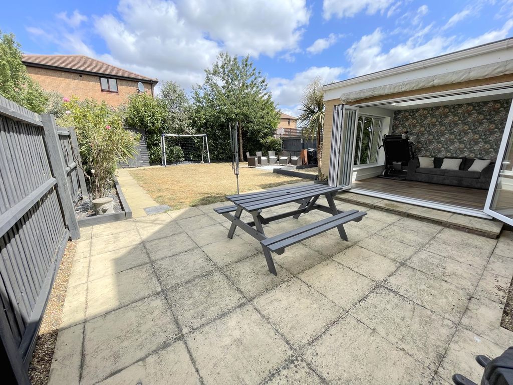 Property photo 2 of 27 Red Barn Close