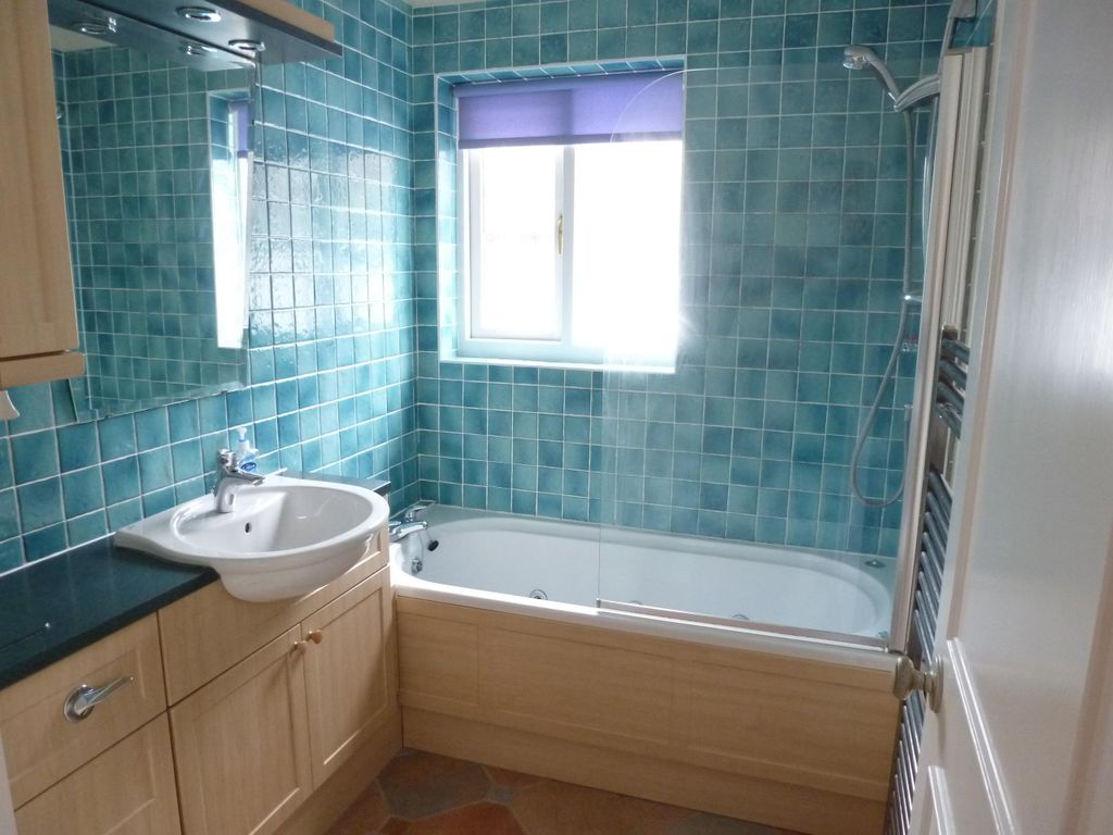 Property photo 3 of 7 Bathroom