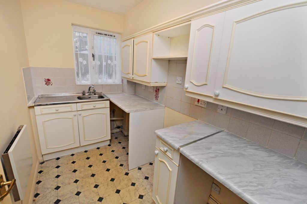 Property photo 3 of 9 Kitchen